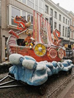 Praalwagen met bewegende schepen - thema viking