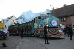 Zelfrijdende trein en steam punk kostuums